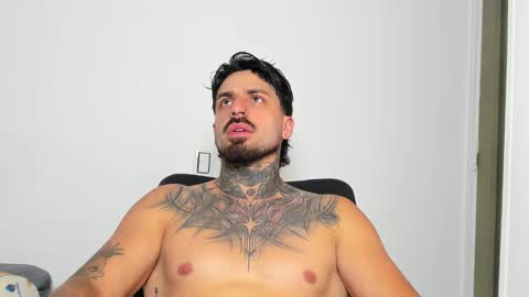 Snapshot of enzoaren chatting on 8, 11, 2025 Enzo Aren online show from 8, 11, 2025