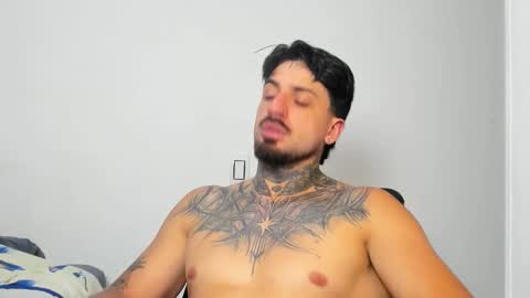 Snapshot of enzoaren chatting on 12, 11, 2025 Enzo Aren online show from 12, 11, 2025