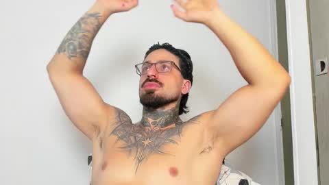 Snapshot of enzoaren chatting on 28, 11, 2025 Enzo Aren online show from 28, 11, 2025