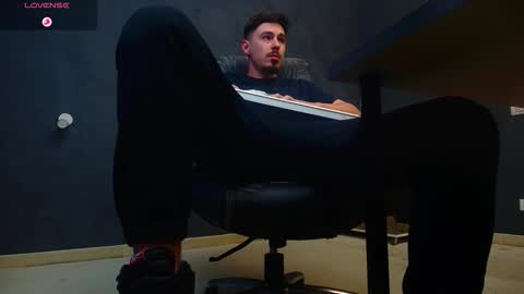 Snapshot of enzorace chatting on 4, 10, 2025 EnzoRace online show from 4, 10, 2025