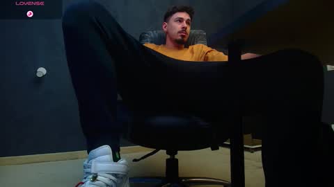 Snapshot of enzorace chatting on 8, 10, 2025 EnzoRace online show from 8, 10, 2025