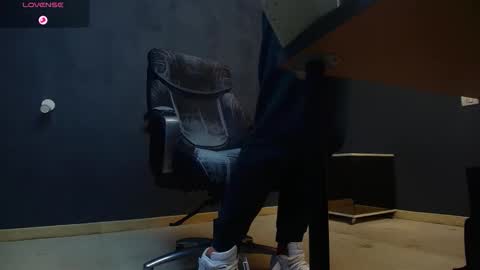 Snapshot of enzorace chatting on 12, 10, 2025 EnzoRace online show from 12, 10, 2025