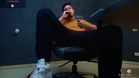 Snapshot of enzorace chatting on 14, 10, 2025 EnzoRace online show from 14, 10, 2025