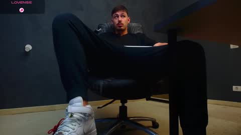 Snapshot of enzorace chatting on 16, 10, 2025 EnzoRace online show from 16, 10, 2025