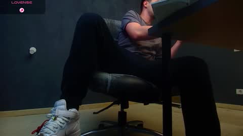 Snapshot of enzorace chatting on 4, 11, 2025 EnzoRace online show from 4, 11, 2025