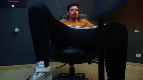 Snapshot of enzorace chatting on 6, 11, 2025 EnzoRace online show from 6, 11, 2025