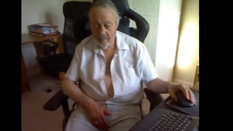 Snapshot of erasmus_d chatting on 9, 5, 2026 erasmus_d online show from 9, 5, 2026