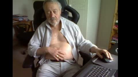 Snapshot of erasmus_d chatting on 11, 6, 2026 erasmus_d online show from 11, 6, 2026
