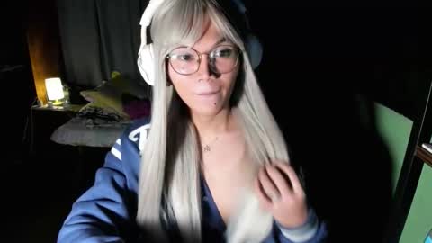 Snapshot of esilchan chatting on 26, 10, 2025 Chelliane online show from 26, 10, 2025