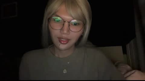 Snapshot of esilchan chatting on 18, 11, 2025 Chelliane online show from 18, 11, 2025