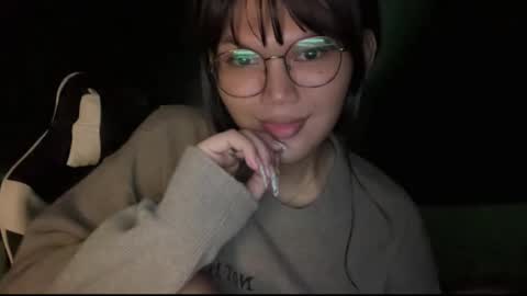 Snapshot of esilchan chatting on 4, 12, 2025 Chelliane online show from 4, 12, 2025