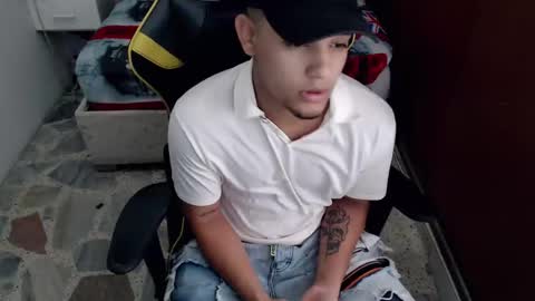 eskayler_ online show from 19, 9, 2025