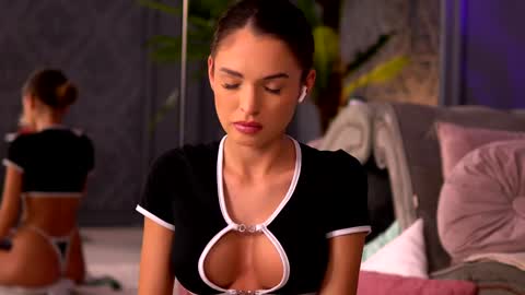 Snapshot of esmeainsley chatting on 10, 12, 2024 Raluca online show from 10, 12, 2024