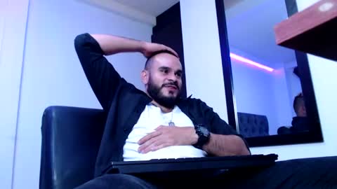 Snapshot of esteban_fer chatting on 3, 8, 2026 Esteban Fernandez online show from 3, 8, 2026