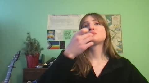 Esther Grey online show from 2, 2, 2025