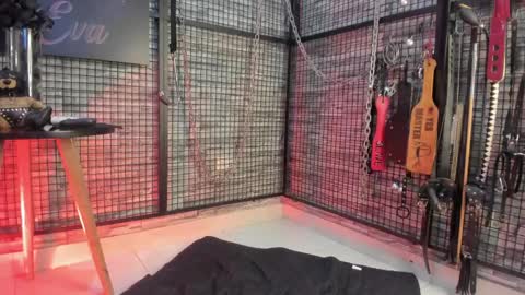 EVA INDEPENDENT MODEL online show from 4, 4, 2026