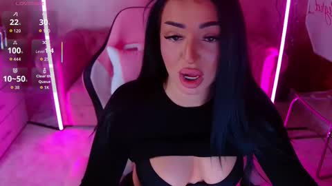 Snapshot of evanew_ chatting on 15, 10, 2025 Eva online show from 15, 10, 2025