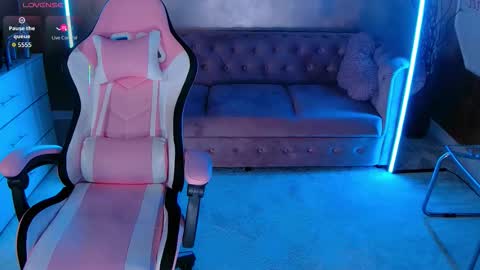 Snapshot of evanew_ chatting on 6, 11, 2025 Eva online show from 6, 11, 2025