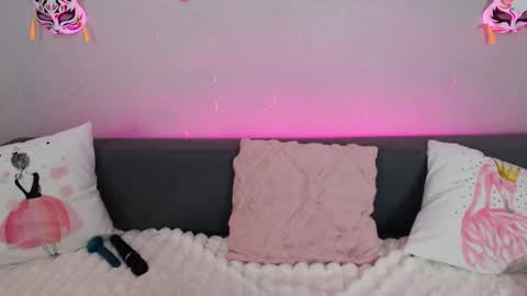 Snapshot of evarey_ chatting on 4, 7, 2026 Adelina online show from 4, 7, 2026