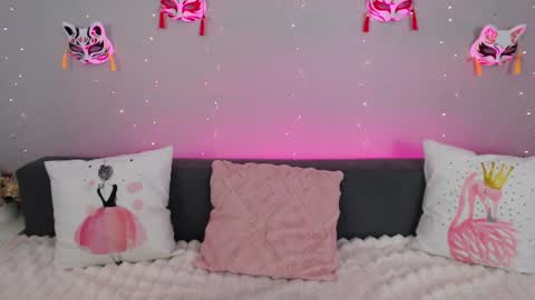 Snapshot of evarey_ chatting on 8, 7, 2026 Adelina online show from 8, 7, 2026