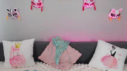 Snapshot of evarey_ chatting on 25, 7, 2026 Adelina online show from 25, 7, 2026