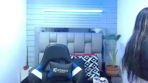 Snapshot of evelin_zaens chatting on 17, 6, 2026 evelin zaens online show from 17, 6, 2026