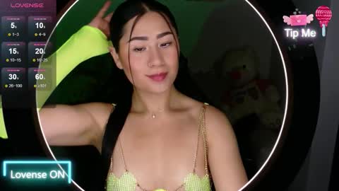 Snapshot of evelyn_ch_ chatting on 27, 11, 2025 Evelyn online show from 27, 11, 2025