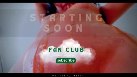 Snapshot of evelyn_chelle chatting on 1, 10, 2025 Im Eve or Chelle Next Stream 191224 online show from 1, 10, 2025