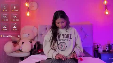 Snapshot of evelyn_flores1 chatting on 25, 10, 2025   online show from 25, 10, 2025
