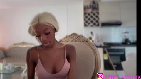 E V E L Y N  online show from 3, 12, 2024