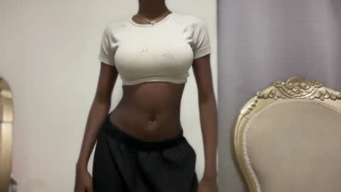 E V E L Y N  online show from 23, 1, 2025