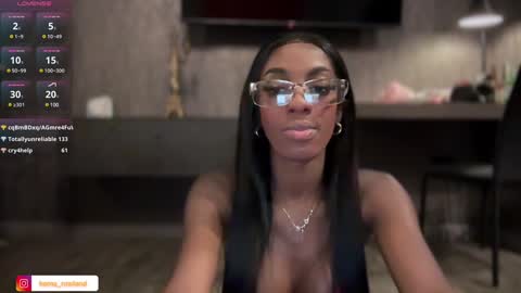 E V E L Y N  online show from 3, 2, 2025