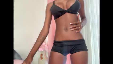 E V E L Y N  online show from 9, 9, 2025