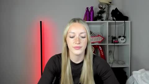 Snapshot of evelynblond chatting on 2, 6, 2026 evelynblond online show from 2, 6, 2026