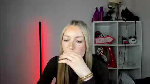Snapshot of evelynblond chatting on 3, 6, 2026 evelynblond online show from 3, 6, 2026