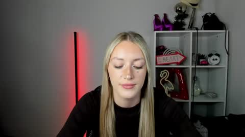 Snapshot of evelynblond chatting on 26, 6, 2026 evelynblond online show from 26, 6, 2026