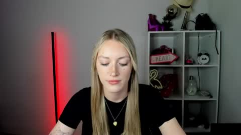 Snapshot of evelynblond chatting on 30, 6, 2026 evelynblond online show from 30, 6, 2026