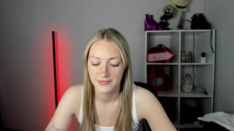 Snapshot of evelynblond chatting on 2, 7, 2026 evelynblond online show from 2, 7, 2026