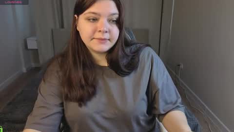 Snapshot of evelyne_loo chatting on 4, 5, 2026 Evelyne Loo online show from 4, 5, 2026
