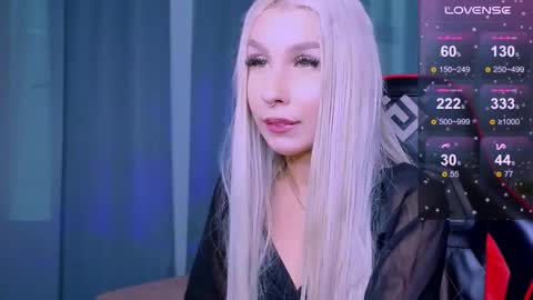 Snapshot of evelynnluxe chatting on 9, 10, 2025 Evelin HELP ME GET MY FIRST 50 THUMBS UP online show from 9, 10, 2025