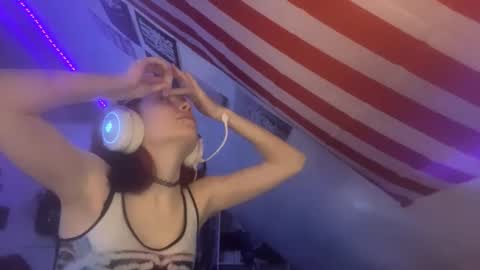 Snapshot of evettezirin chatting on 21, 11, 2025 Sky online show from 21, 11, 2025