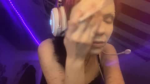 Snapshot of evettezirin chatting on 27, 11, 2025 Sky online show from 27, 11, 2025