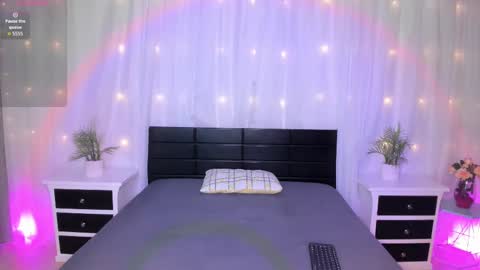 Snapshot of evoletbee chatting on 9, 10, 2025 Evolet online show from 9, 10, 2025