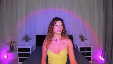 Snapshot of evoletbee chatting on 19, 11, 2025 Evolet online show from 19, 11, 2025