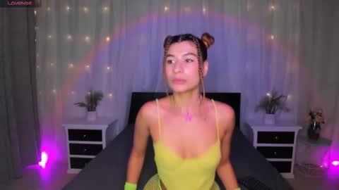 Snapshot of evoletbee chatting on 2, 12, 2025 Evolet online show from 2, 12, 2025