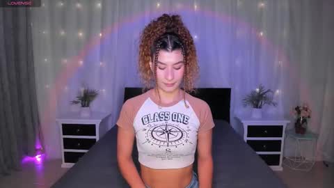 Snapshot of evoletbee chatting on 5, 12, 2025 Evolet online show from 5, 12, 2025