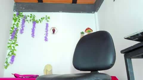 Snapshot of exotiic_sara chatting on 5, 4, 2026 SARA online show from 5, 4, 2026