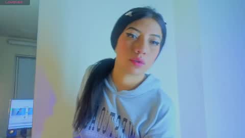 Snapshot of ey_im_simone_ chatting on 5, 5, 2026 online show from 5, 5, 2026