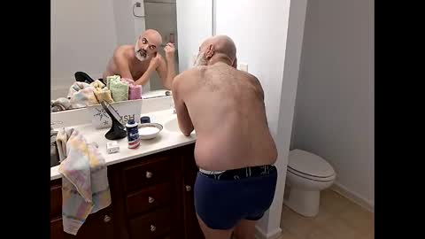 Snapshot of fantazy_island chatting on 25, 11, 2025 mike anglo online show from 25, 11, 2025