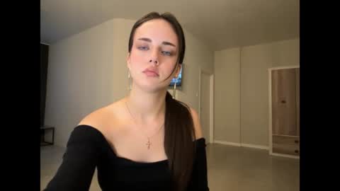 Snapshot of farrahburde chatting on 17, 6, 2026 Mia online show from 17, 6, 2026
